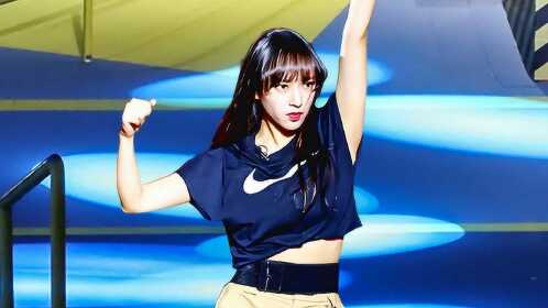 程潇秀绝美后空翻大秀身材,没有人看了不说一句:太飒了