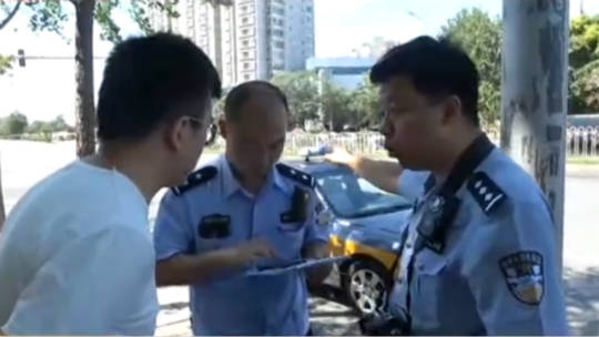 三秒救险！上演雷霆救援 市民感受特警雄风