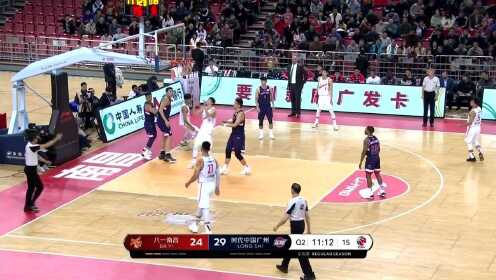 《CBA全场集锦》【得分】势大力沉 王俊杰强顶两人上篮打成2+1