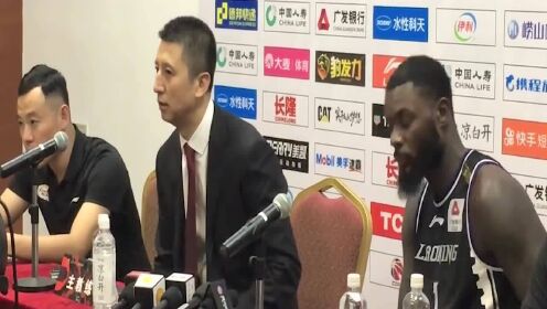 《广东男篮》郭士强赛后发布会谈丛明晨受伤 某些球员应提高自己的职业素质