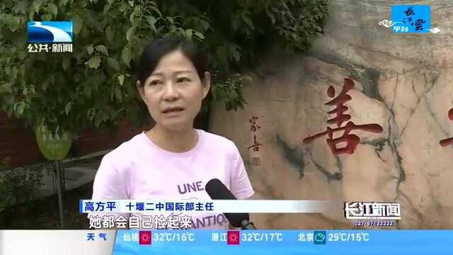 外教张妮凤:创文我参与 学雷锋我也行