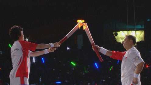 回顾2008年北京奥运开幕式 孙晋芳把奥运圣火传递给李宁