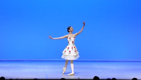 犹如掉落凡尘的仙子，第48届洛桑芭蕾舞比赛决赛第二名美国选手Ava ARBUCKLE《花神的苏醒》女变奏，真的超美！