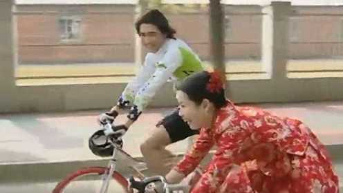 《粉红女郎》第一集01：方小萍见自己即将迟到，在路上借了一辆自行车，结果在路上出了车祸