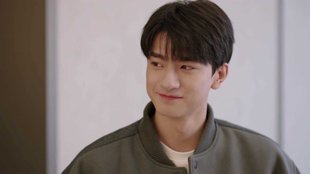 梁辰陆景公司偶遇,眼神拉丝