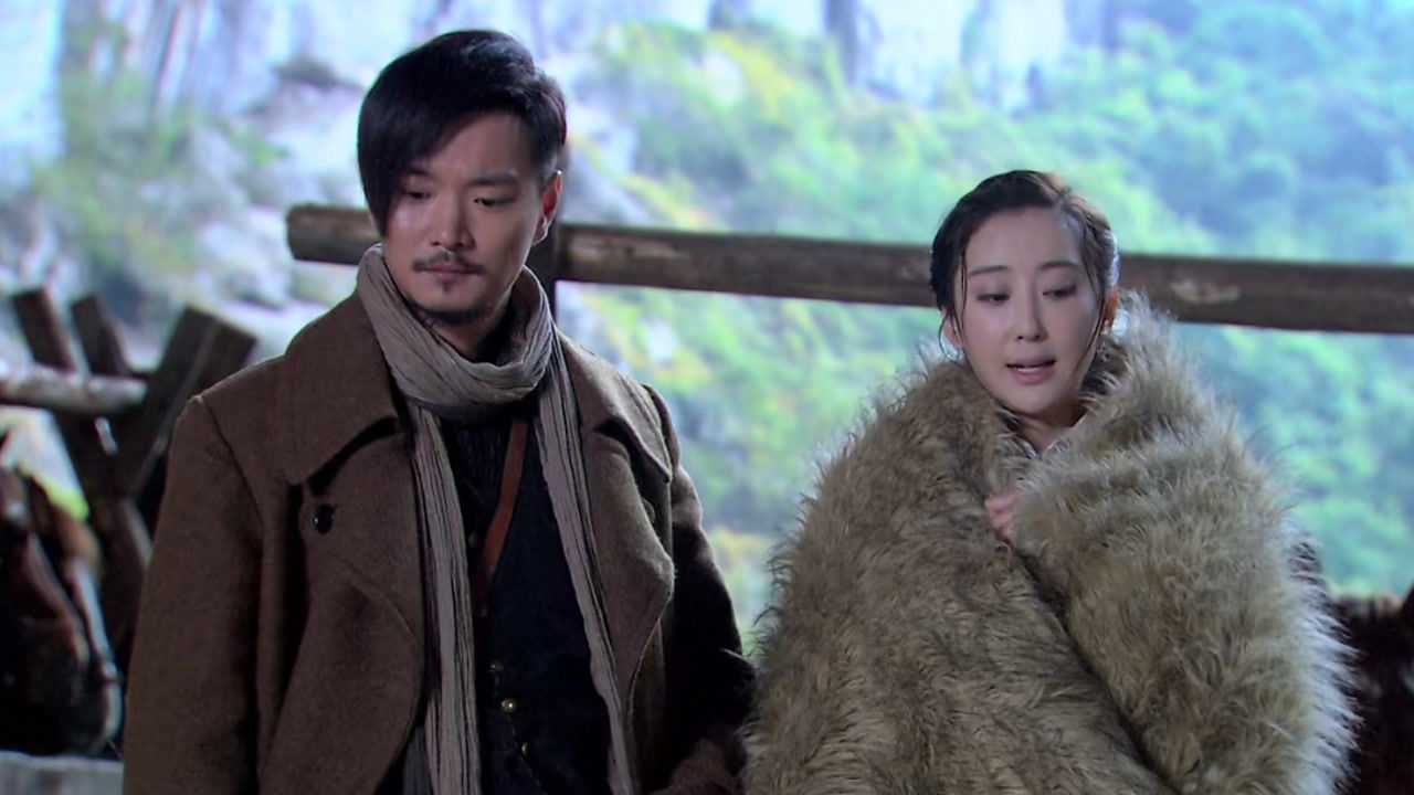 《血誓》第17集02:蓝阿朵使坏给覃岚用绊马索,覃岚摔进河水中