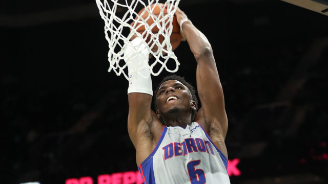 无人能挡!迪亚洛一步过掉防守起飞双手暴力扣篮