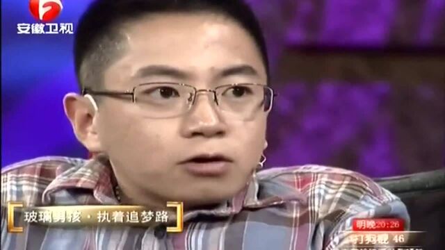 “玻璃男孩”身残志坚惹人落泪又感动