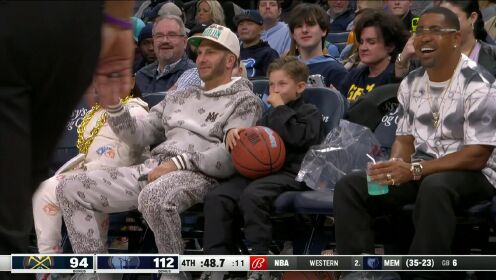 《NBA全场集锦》意外闯入一颗球！观众席小朋友闯祸后捂嘴尴尬