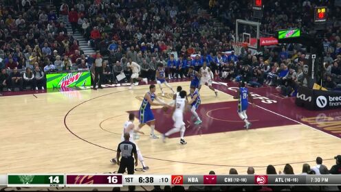 《NBA骑士》传球妙笔生花！米切尔不看人击地妙传助飞奥科罗上篮打进