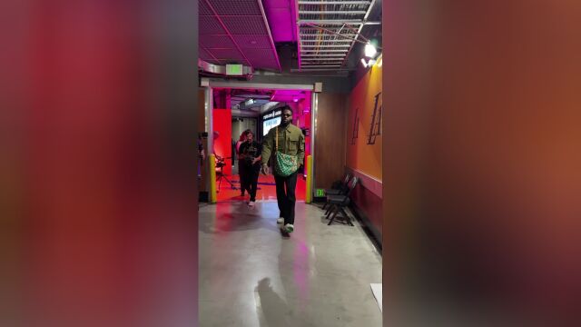 顶流即将迎来再次交锋 詹姆斯杜兰特相继抵达球馆
