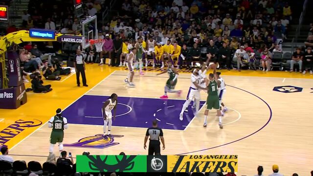 配合的精妙无比！字母哥与大洛佩兹双人配合轻松贯穿防守篮下扣篮得手