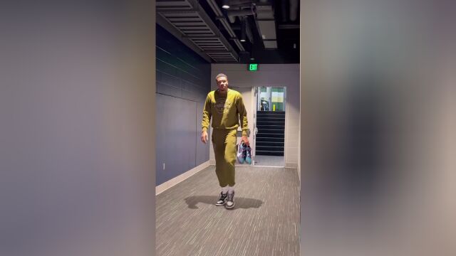 运动套装是球队文化不？ 一粉一黄谁的衣服更吸睛？