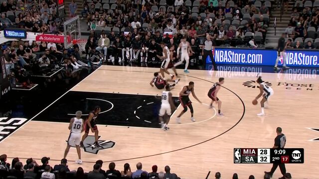 篮下一柱擎天！文班亚马篮下无人防守接瓦塞尔传球空切扣篮