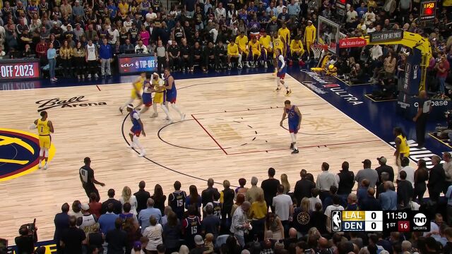 开场就是主菜 拉塞尔妙传浓眉篮下强起暴扣