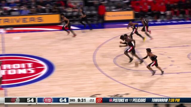 吃饼吃的很舒服 艾顿轻轻一跃完成空接