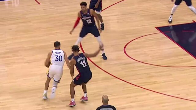 库里撤步三分一箭穿心 勇士第三节净胜20分