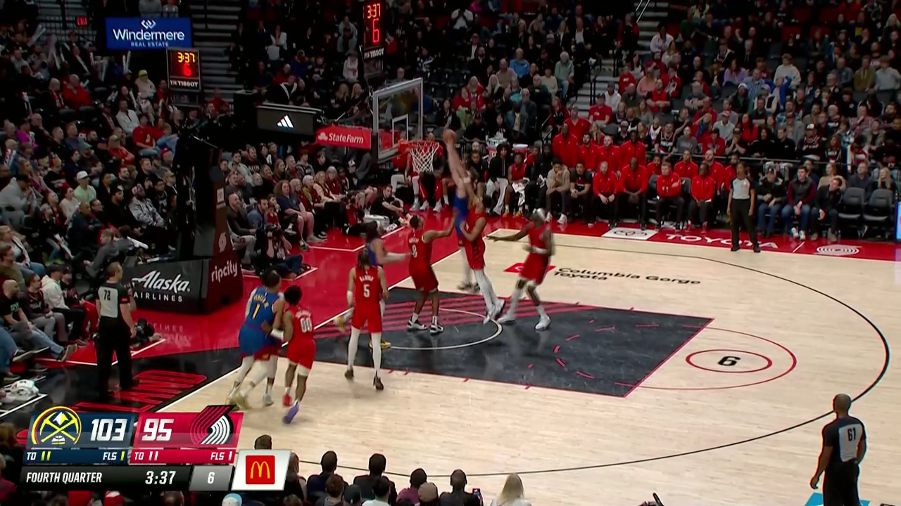 雷吉突破分球伺机而动 布劳恩机智空切扣篮得手