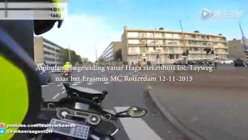 荷兰鹿特丹：警用摩托护送救护车出警