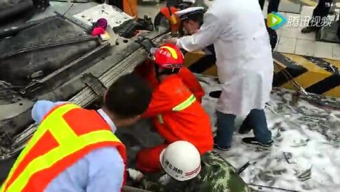 湖北十堰高速路出站口发生惨烈车祸现场救援视频