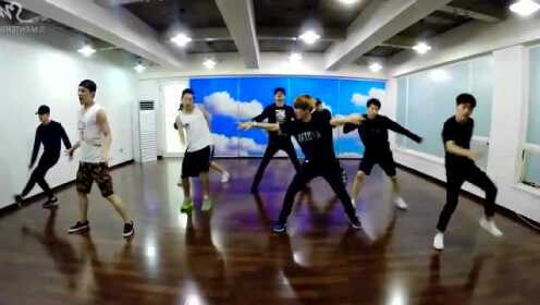 韩国帅气男生团体舞蹈排练视频 颜值高到想舔屏