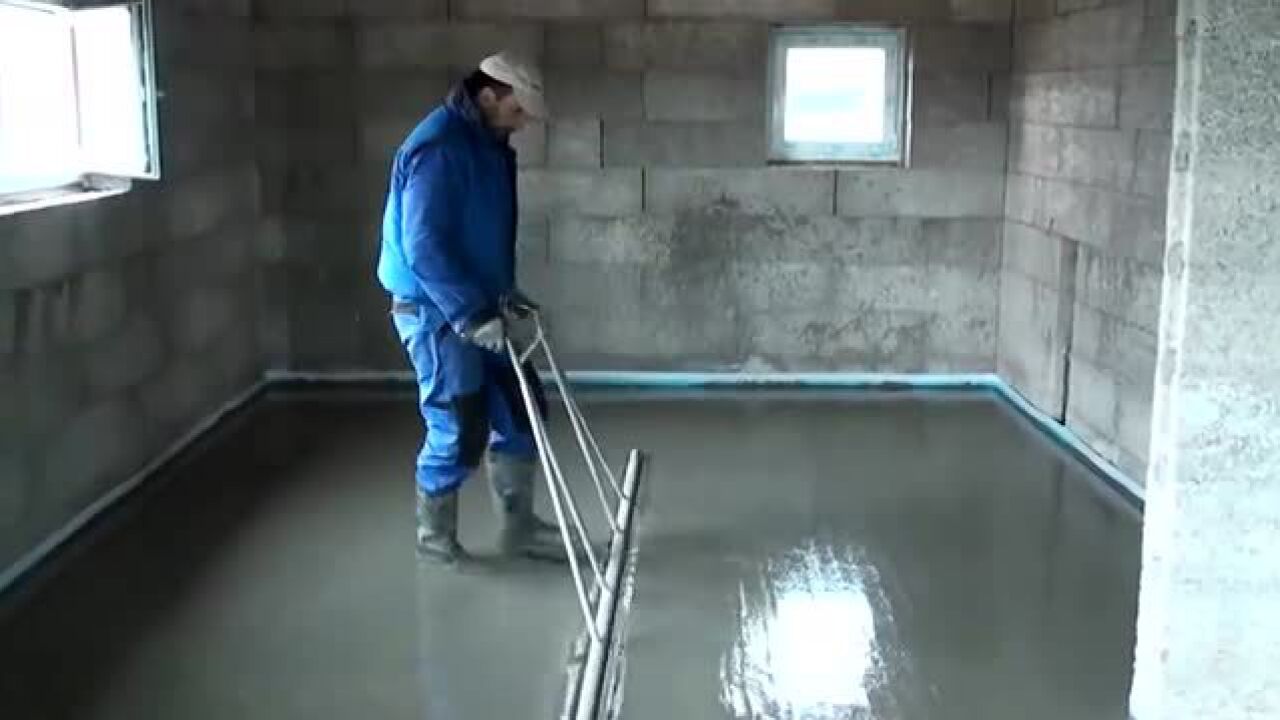实拍工人地面找平铺设水泥砂浆全过程_高清