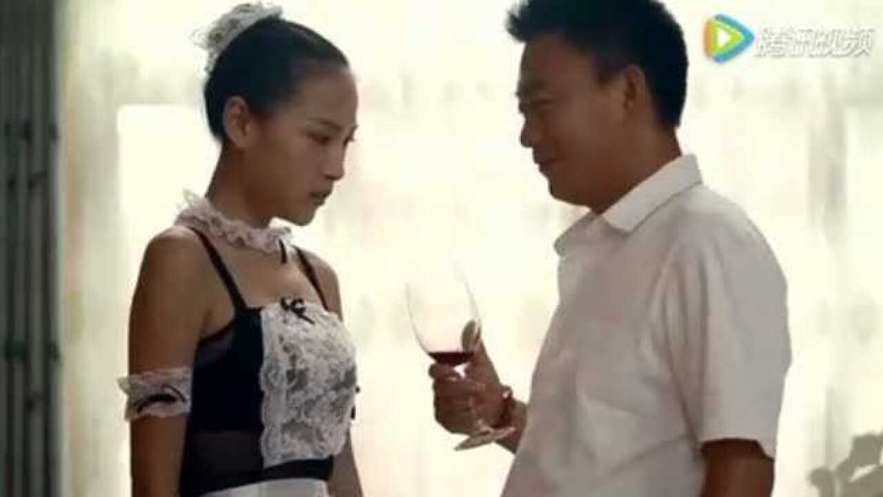 老板让女保姆当面换衣服，金钱的诱惑女孩子就是受不了_高清