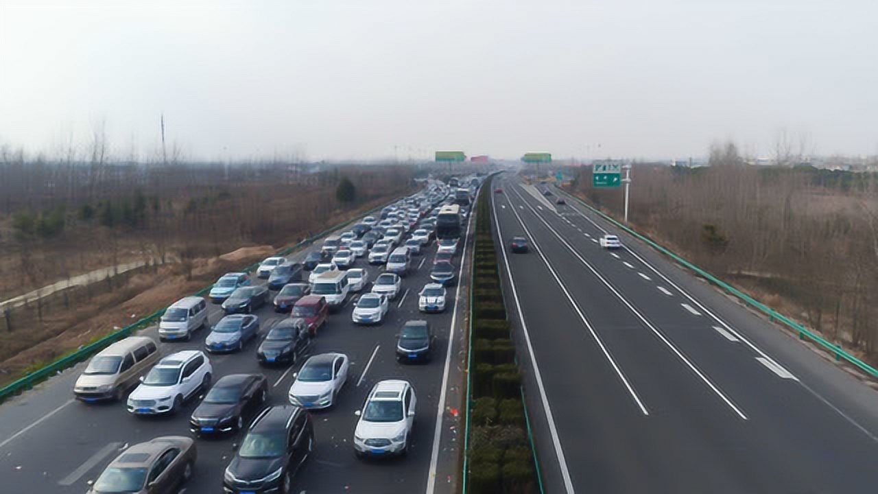 春运返程高速单向堵车,车主占用应急车道,救护车通行困难_高清1080p