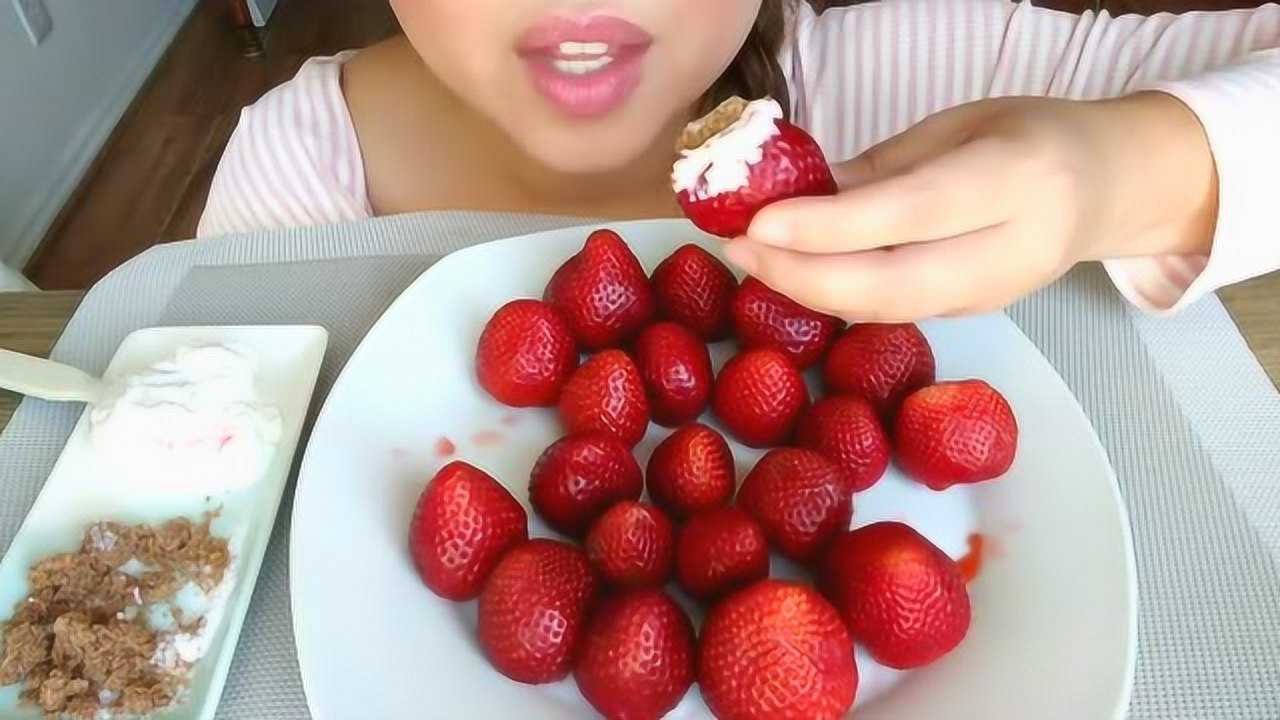 韩国漂亮女孩吃奶油草莓光听着那声音就超想吃的