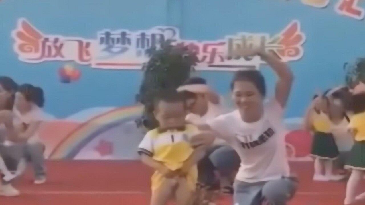 熊孩子六一表演，突然想尿尿，那就干脆表演尿尿吧！哈哈哈_高清