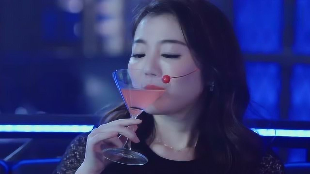 美女喝了一杯被坏人下了药的酒，被坏人强行带走_高清