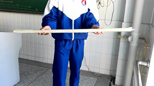 学生演示牛顿管实验