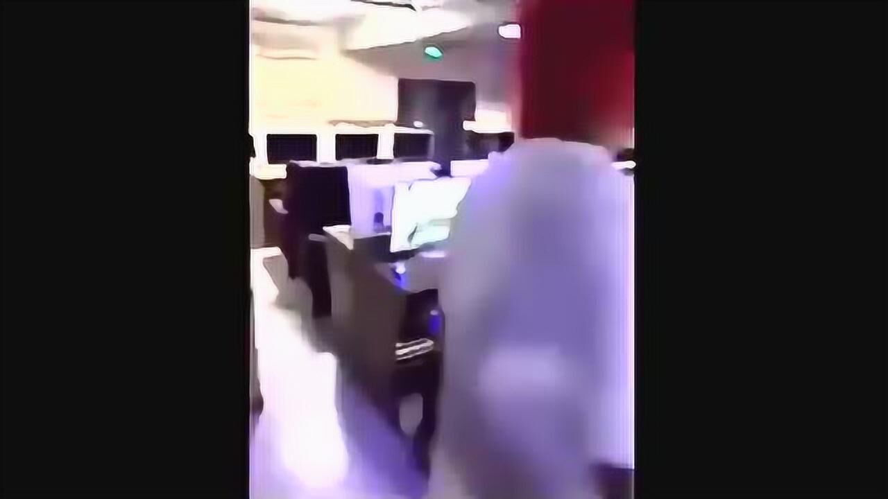 杀马特黑牛又开始街头整蛊了，推路人下水被追着打_腾讯视频