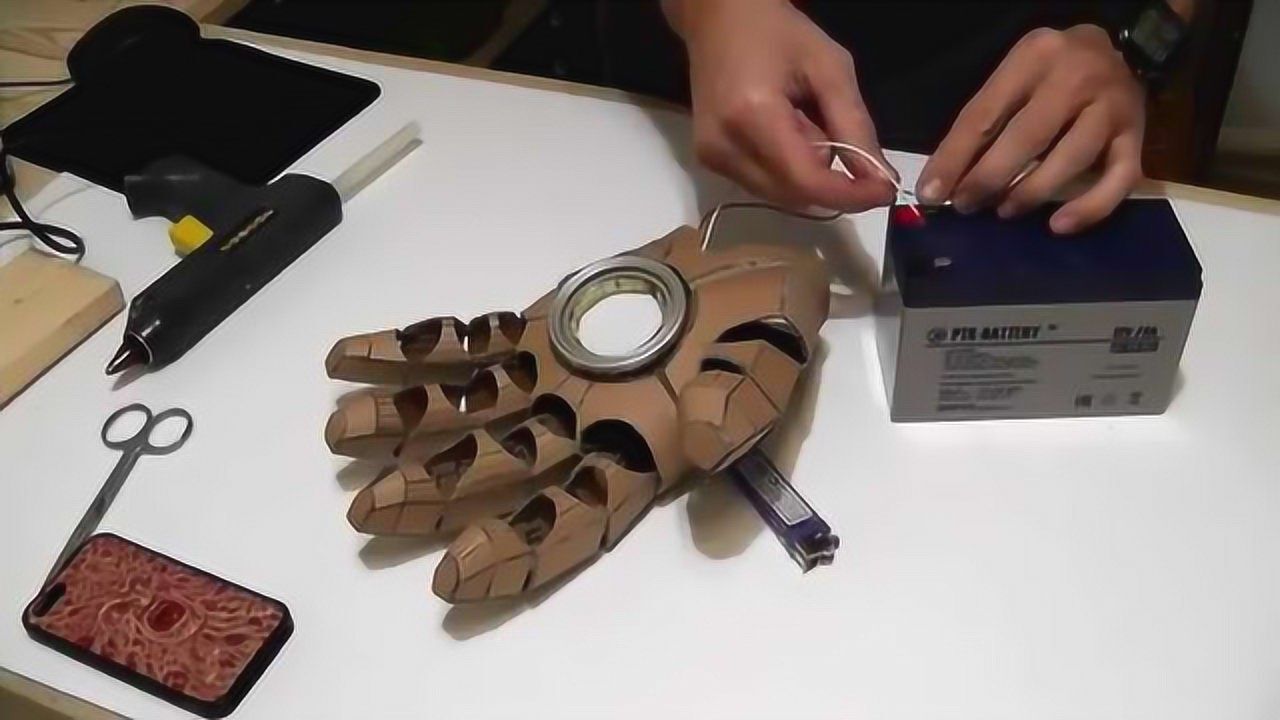帅爆了!用纸板制作钢铁侠手套
