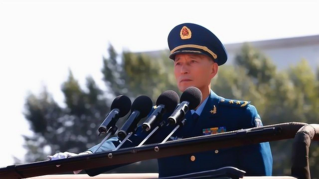 新任空军司令员丁来杭中将检阅新飞行学员