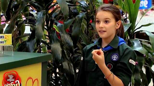 小美女居然是大力士成年人拿不起来的东西她都轻松抱起