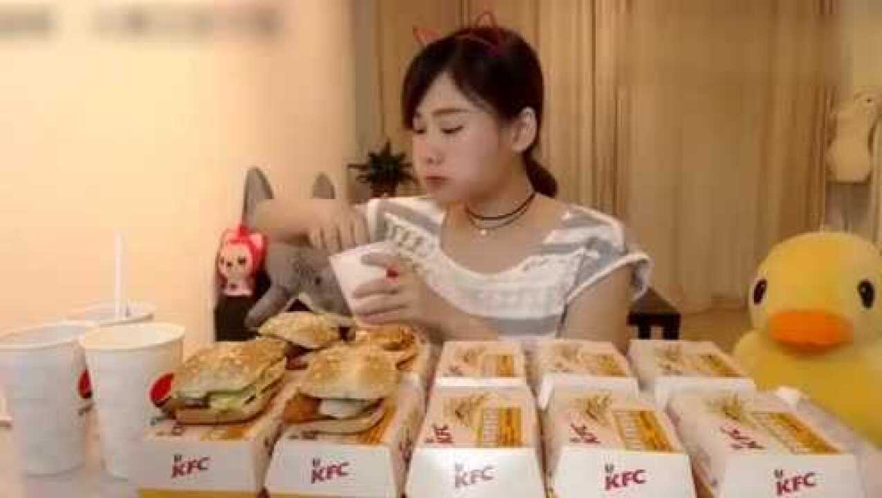 美女大胃王挑战10个汉堡加4杯可乐，吃到撑，肚子鼓鼓的_高清1080P在线观看平台_腾讯视频