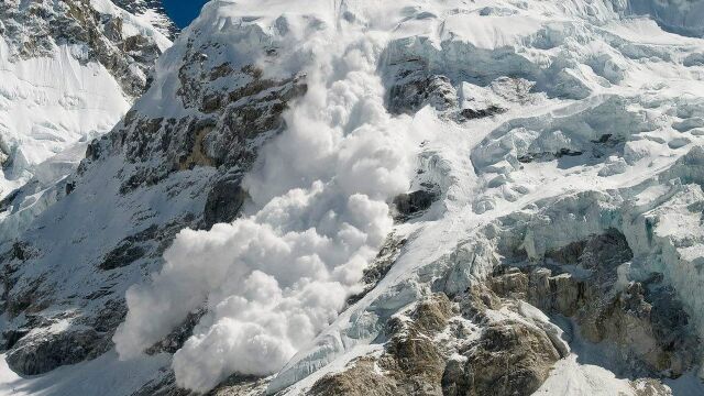 梅里雪山突发雪崩,场面震撼