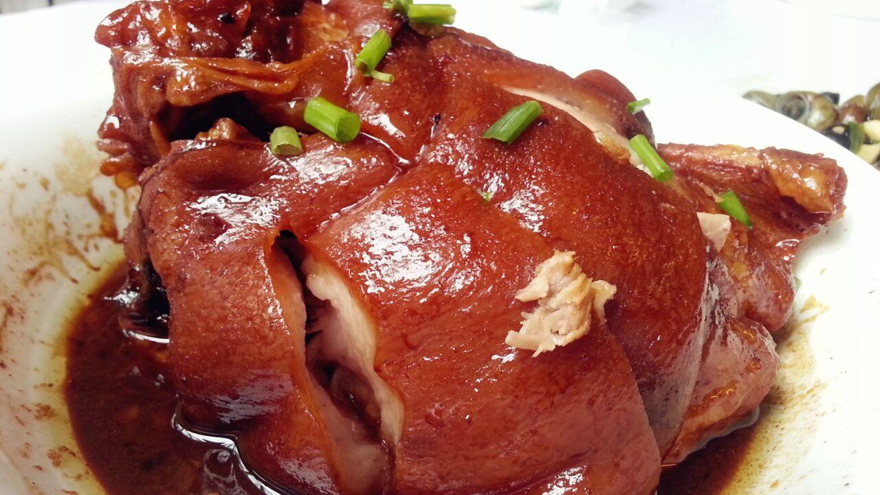 肘子这么做肥而不腻瘦而不柴年夜饭必备菜香滑扣肘子好吃到赞