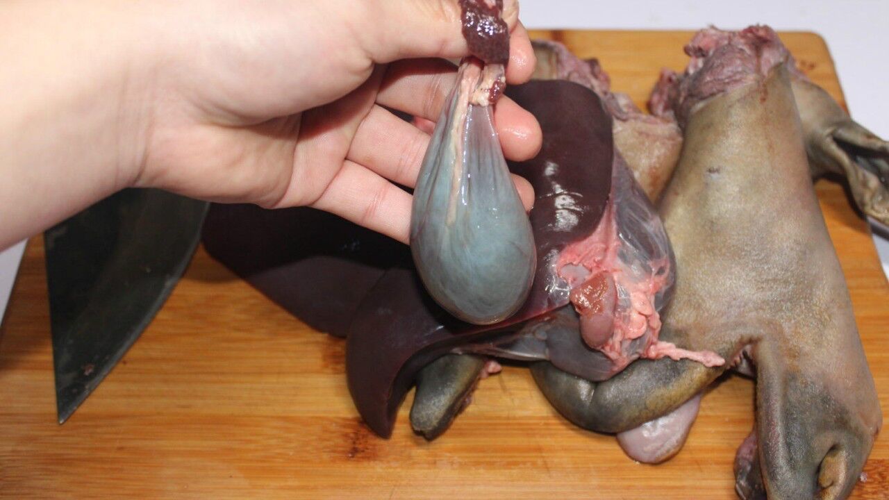 一张羊脸一个羊肝一锅炖羊胆烤熟胆汁拌酒清热解毒