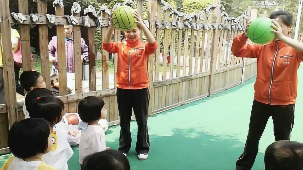 幼儿园早教小朋友户外小活动，一起玩皮球_高清