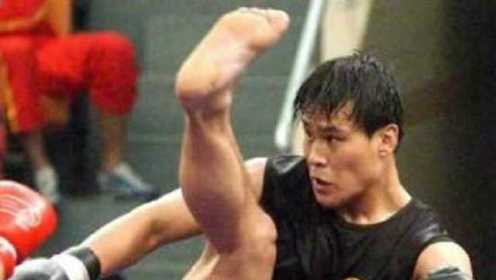 超级散打王柳海龙暴力出击，直接将泰拳王扔下擂台！