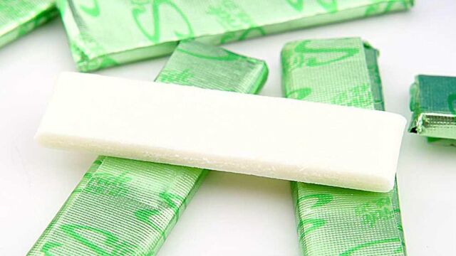 小小的口香糖纸没想到关键时候还有大作用,很多人都还不知道