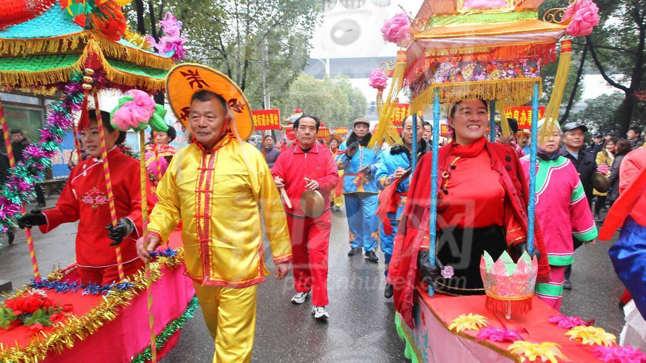 湖北农村年俗采莲船百看不厌,城里人没见过数千人前来围观腾讯视频}