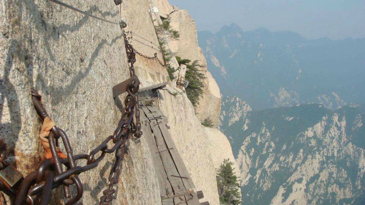 步步驚心全球最恐怖的棧道華山長空棧道看完之後嚇到腿軟