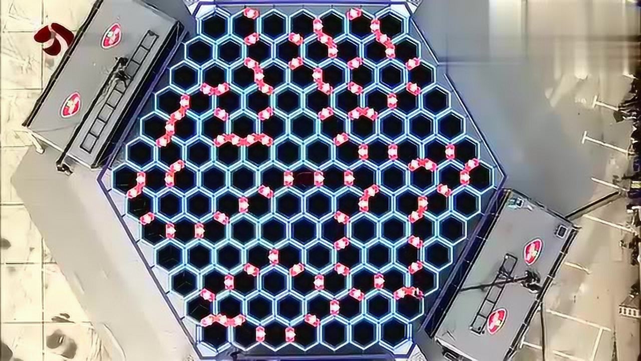 鲍云破史上最大蜂巢迷宫