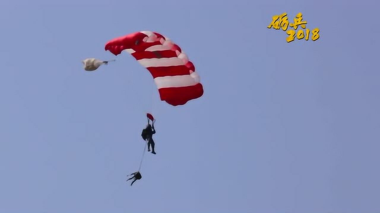 精準投放空降兵雷神突擊隊開展翼傘全裝跳傘訓練