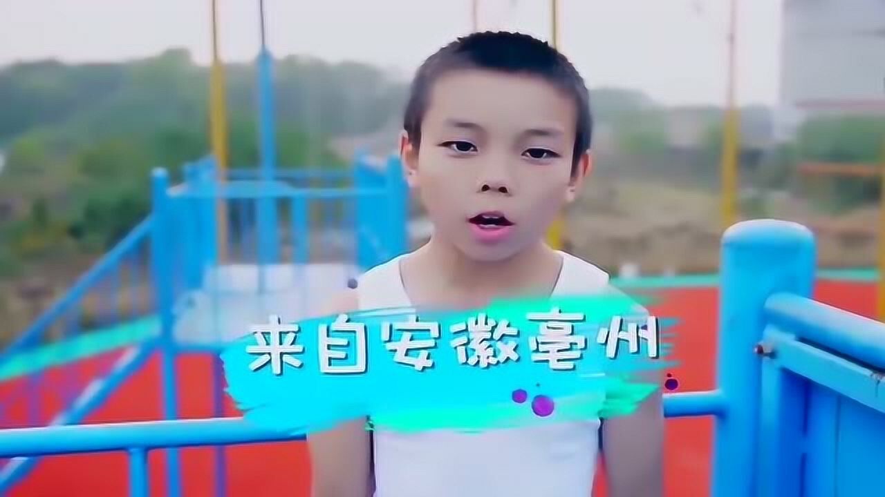 十岁小男孩的身材真的太棒了，八块腹肌清晰可见！_高清