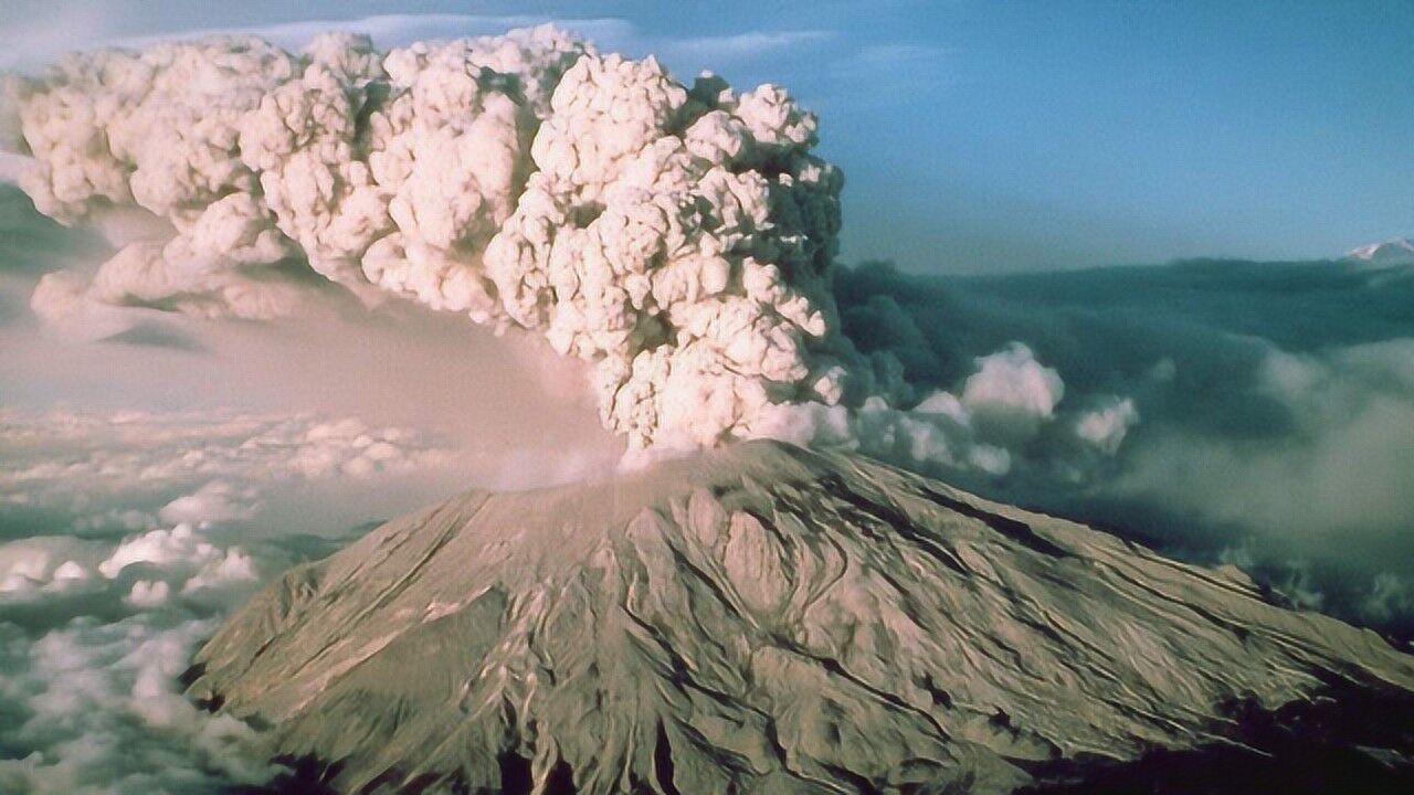 圣海伦斯山在巨大的火山爆发中崩解场面很是罕见太壮观了