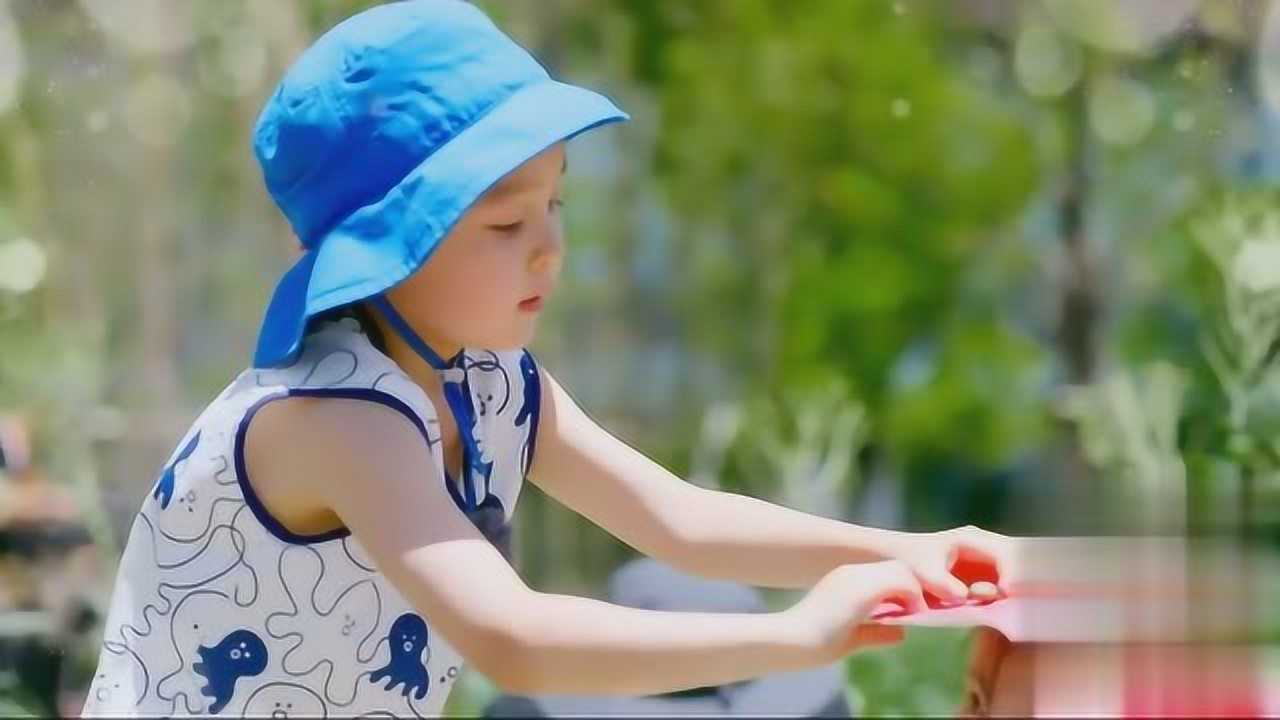 咘咘大麟子组合好暖为了逗妹妹开心勇敢拿蜗牛逗趣好喜欢这一对